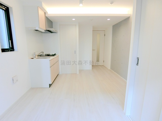 ADORE URBAN大森町Aの居間・リビング