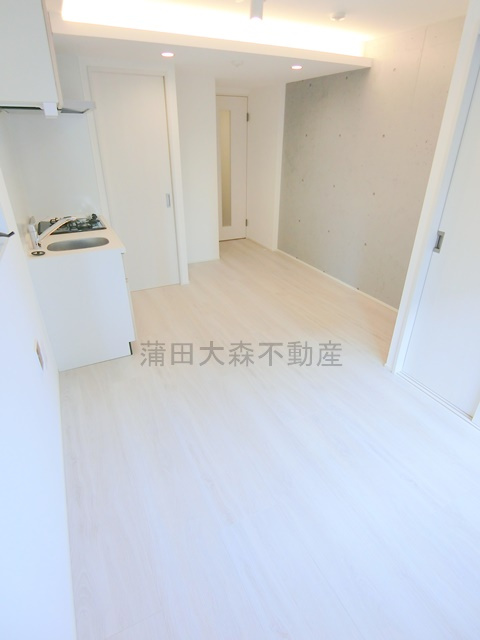 ADORE URBAN大森町Aの居間・リビング