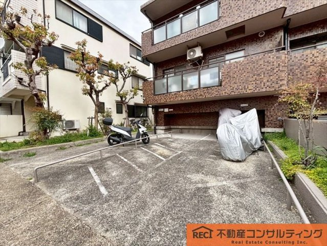 ビバリーハウス本山の駐車場