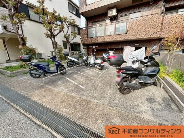 ビバリーハウス本山の駐車場