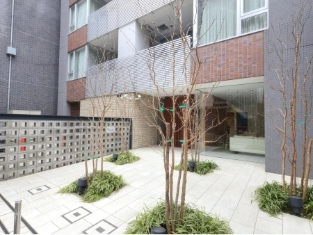 クローバー亀戸のエントランス|平成１７年築の耐震基準適合マンション、クローバー亀戸は即日現地案内可能となっておりますので、お気軽にお問い合わせください！