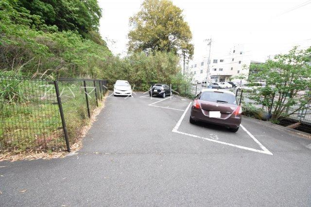 【駐車場】 | サンライト緑園 | 駐車スペースあります