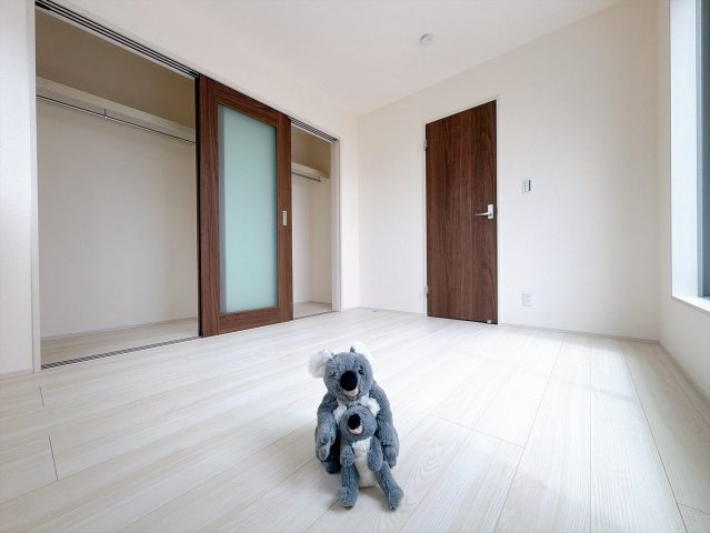【洋室】 | 北群馬郡榛東村新井　新築住宅　 | 窓からそそがれる暖かみのある明るい空間。広々としたプライベート空間で自分の時間を楽しめます。フローリング仕様で普段のお掃除も楽々です。