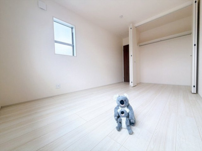 【洋室】 | 北群馬郡榛東村新井　新築住宅　 | 広さはお子様の勉強部屋にも適した広さ！
勉強机や本棚などの家具を置いてもフリースペースも確保することができます。