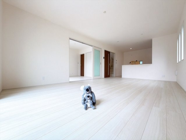 【居間・リビング】 | 北群馬郡榛東村新井　新築住宅　 | 家族が自然と集まるリビング・ダイニング明るい光が差し込み、笑顔があふれる心地よい空間です。ゆったりとした広さで、くつろぎの時間をお過ごしいただけます。