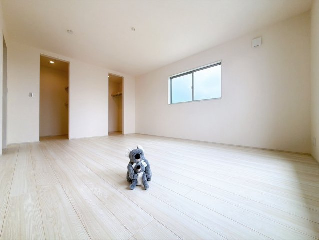 【洋室】 | 北群馬郡榛東村新井　新築住宅　 | 分けて使える２つの収納付き！広々としたプライベート空間で自分の時間を楽しめます。フローリング仕様で普段のお掃除も楽々です。
