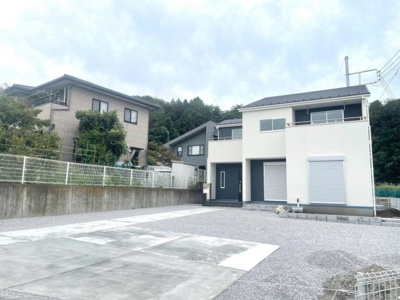 【外観】 | 北群馬郡榛東村新井　新築住宅　 | 完成済み！いつでも新生活を始めることができます。
開放感あるLDK！
陽当り、風通しも良い暖かな住まいです。
KOALIVE （コアライブ）【0120-919-727】