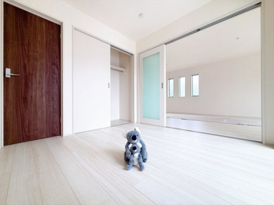 【洋室】 | 北群馬郡榛東村新井　新築住宅　 | LDKに隣接している洋室。お子様を遊ばせたりお昼寝させたりしながら家事を行えます。																				
																			