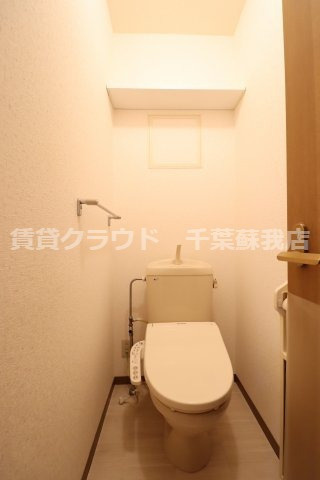 パンプキンハウスのトイレ|棚もあって荷物が置けていいですよね！