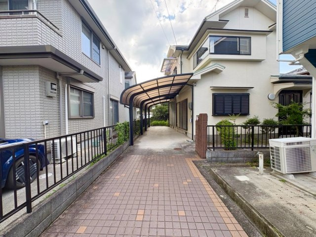 草津市下笠町　中古戸建ての駐車場
