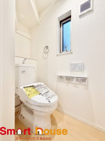 海老名市上今泉　築浅リフォームのその他|節水型でエコなトイレには、今では当たり前のウォシュレット付き。便座を温める機能もついていて、居心地良くてトイレから出られなくなるかも！換気用に換気扇はもちろん、窓も着いているので常に快適ですね♪
