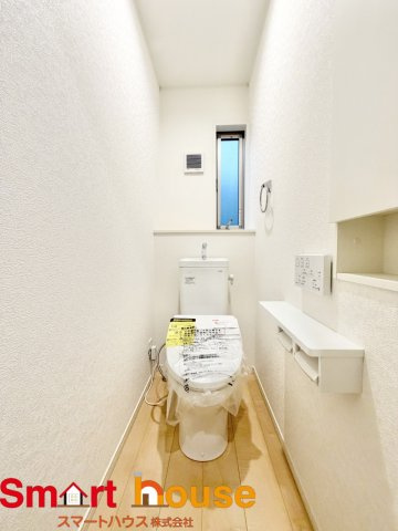 海老名市上今泉　築浅リフォームのトイレ|節水型でエコなトイレには今では当たり前のウォシュレット付き。換気機能も着いているので常に快適ですね♪
