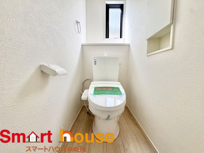 藤沢市大庭　新築1棟のトイレ|節水型でエコなトイレには今では当たり前のウォシュレット付き。換気機能も着いているので常に快適ですね♪