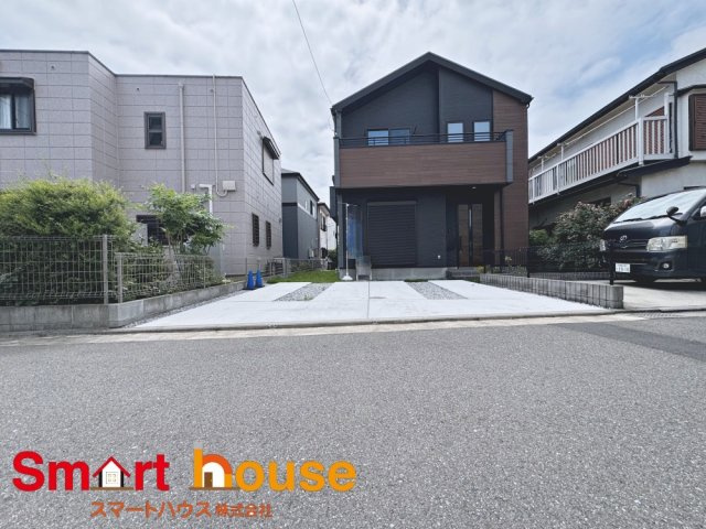 藤沢市大庭　新築1棟の前面道路含む現地写真|敷地内にカースペースを確保！お車の出入りもスムーズ♪
