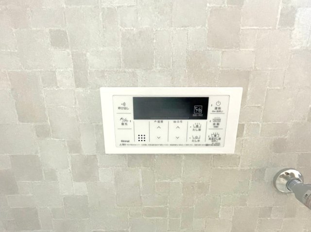 京阪『淀』駅徒歩３分の駅近☆専用庭＆専用駐車場付２ＬＤＫ☆室内改装済み美室☆グローバル淀の浴室|浴室リモコン