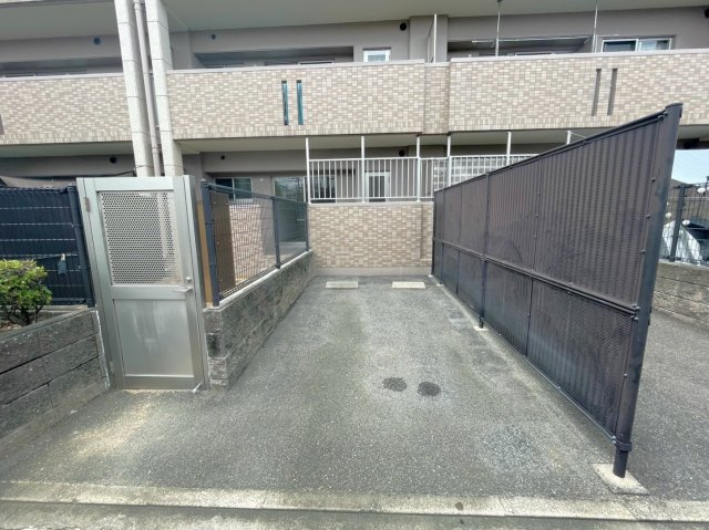 京阪『淀』駅徒歩３分の駅近☆専用庭＆専用駐車場付２ＬＤＫ☆室内改装済み美室☆グローバル淀の駐車場|専用駐車場