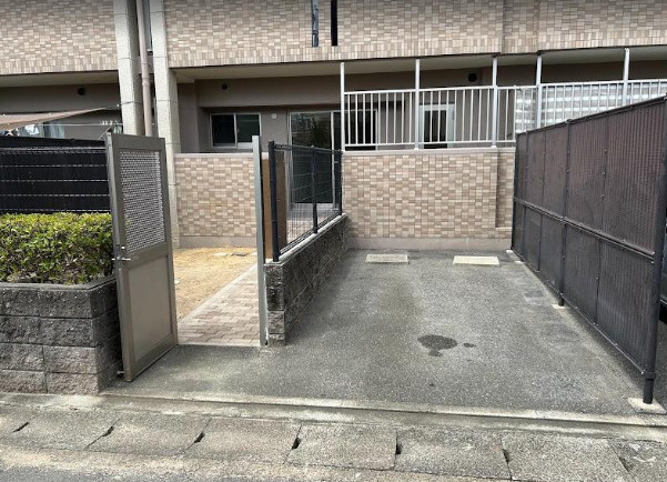 京阪『淀』駅徒歩３分の駅近☆専用庭＆専用駐車場付２ＬＤＫ☆室内改装済み美室☆グローバル淀の駐車場|専用駐車場