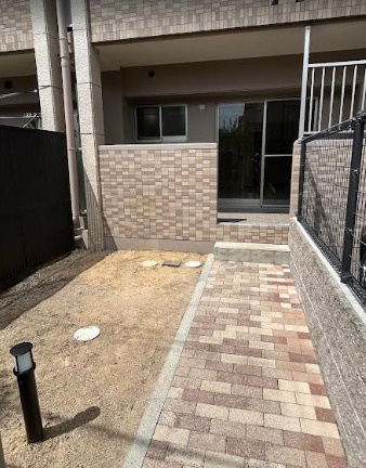 京阪『淀』駅徒歩３分の駅近☆専用庭＆専用駐車場付２ＬＤＫ☆室内改装済み美室☆グローバル淀の庭|専用庭・アプローチ