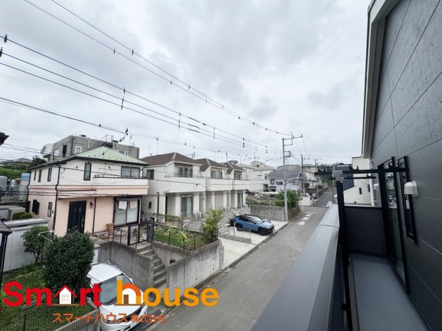 座間市明王第７の展望|開放的なバルコニーは見晴らしもよく、太陽の温かな温もりをめいっぱい受け止めてくれます。太陽の光と爽やかな風を受けたお洗濯物はあっという間に乾き、取りこむ時には太陽の匂いを感じられそうですね。