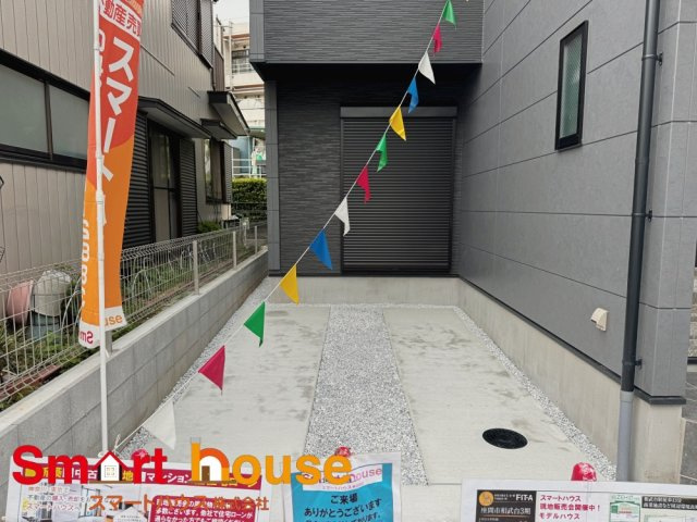 座間市相武台一丁目　新築1棟の駐車場|前面道路は閑静な住宅地をはしる車通りの少ない道路。お車の出し入れが苦手なママや小さなお子様にも安心ですね。しっかり舗装もされているので、ベビーカーや自転車で通っても快適に通行できます。