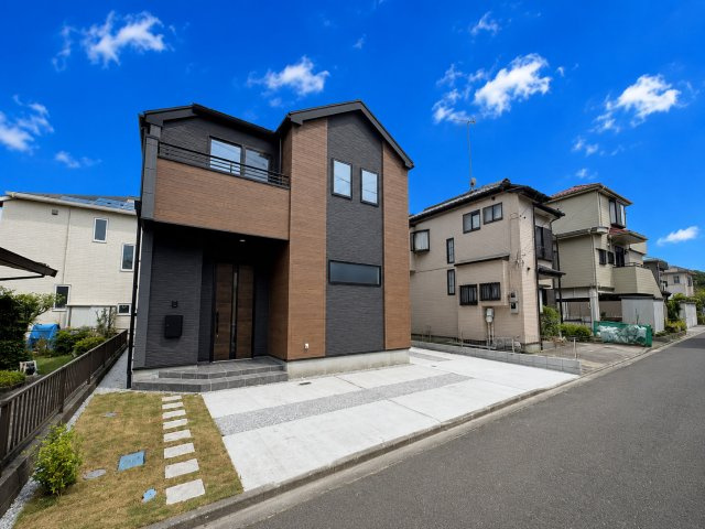 相模原市南区西大沼7期の前面道路含む現地写真|お住まいの前面道路が広いと駐車が楽になり、陽当たりも遮られないので明るく居心地の良いお家になります♪