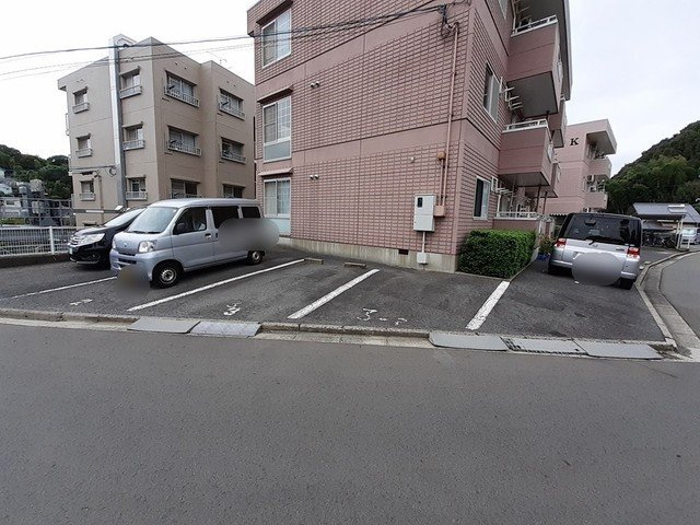 マンション久保１号の駐車場|カースペースがあります