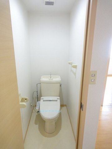 マンション久保１号のトイレ|ゆったりとした空間のトイレです