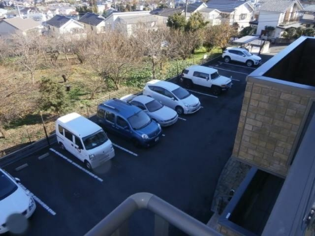川崎市多摩区西生田３丁目のアパートの駐車場