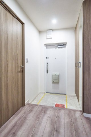新蓮根団地　第１４号棟の玄関|新蓮根団地　第１４号棟：玄関にはシューズボックスがあり靴もスッキリ収納可能です！