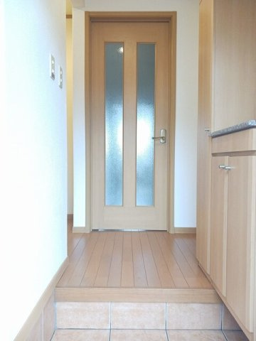 ツインコートＡの玄関|明るい玄関です