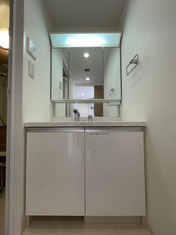アルファライフ今治銀座Ⅱの独立洗面台|三面鏡付きの洗面化粧台は鏡の裏に小物を収納できるため、散らかりがちな水回りも常にすっきり保てます。