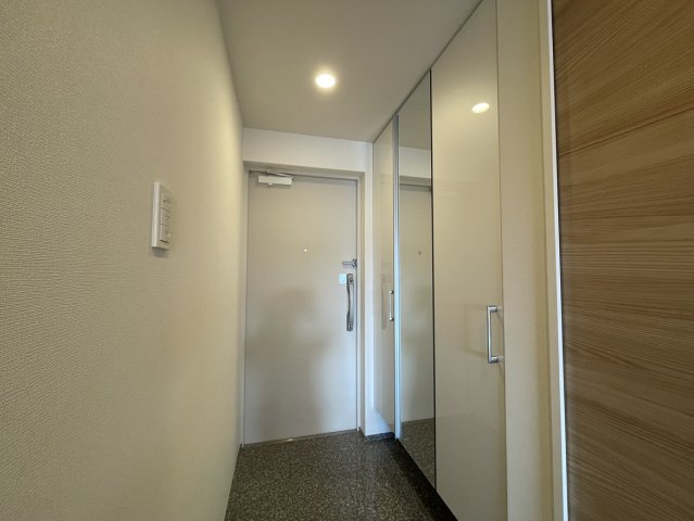 アルファライフ今治銀座Ⅱの玄関|天井近くまで高さのある大きなシューズボックスを備えており、家族の靴もすっきりと整理収納できます。