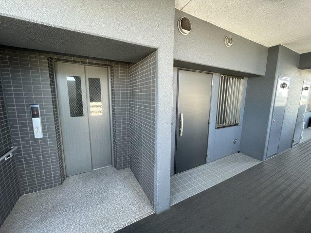 アルファライフ今治銀座Ⅱの玄関|玄関ポーチにアルコーブを設けているため、玄関扉を開けた際にも外廊下からの視線が届きにくい設計です。