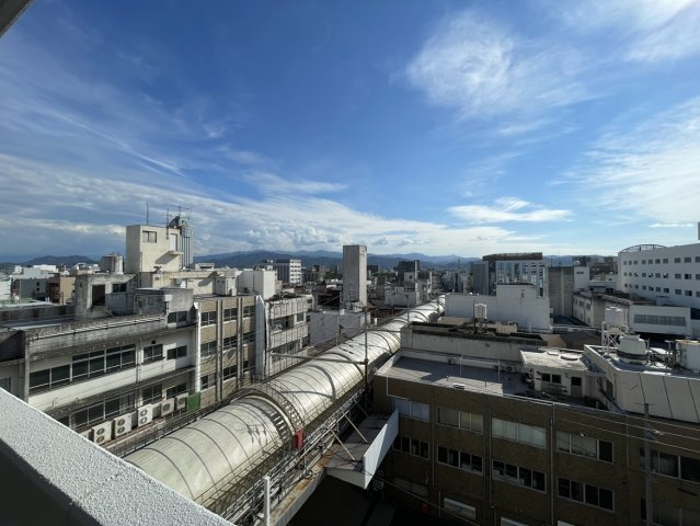 アルファライフ今治銀座Ⅱの展望|8階部分からの眺望は視覚を遮る建物が少なく、今治市街を見渡せる開放的な景色が魅力的なポイントです。