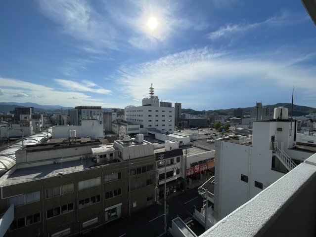 アルファライフ今治銀座Ⅱの展望|遠くの山々まで見渡せる爽快な眺めが広がっており、お天気の良い日には青空とのコントラストを楽しめます。
