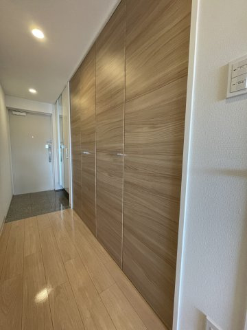 アルファライフ今治銀座Ⅱの収納|廊下には天井高の大きな収納が備わっており、掃除道具や日用品のストックなどもたっぷり保管できます。