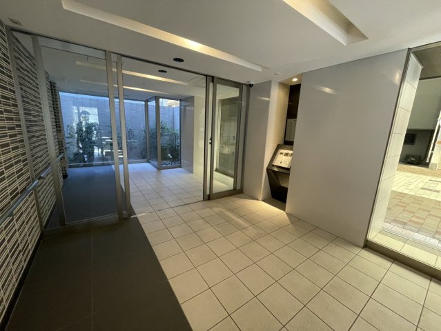 アルファライフ今治銀座Ⅱのその他共用部分|ガラス張りの明るく開放感のあるエントランスホールは、住戸への帰路を心地よく演出してくれる空間です。