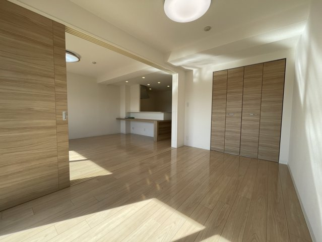 アルファライフ今治銀座Ⅱの洋室|6.5畳の洋室はリビングに隣接しており、扉を開放して一体感のある大きなお部屋としても使用可能です。