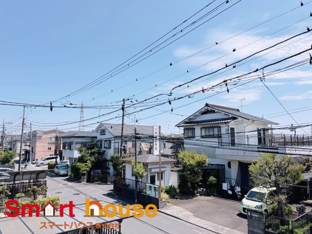 相模原市南区相模台7丁目３棟の前面道路含む現地写真|開放的なバルコニーは見晴らしもよく、太陽の温かな温もりをめいっぱい受け止めてくれます。太陽の光と爽やかな風を受けたお洗濯物はあっという間に乾き、取りこむ時には太陽の匂いを感じられそうですね。