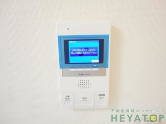 【セキュリティ】 | 不意の訪問もモニター付きドアホンで安心確認（同仕様写真）