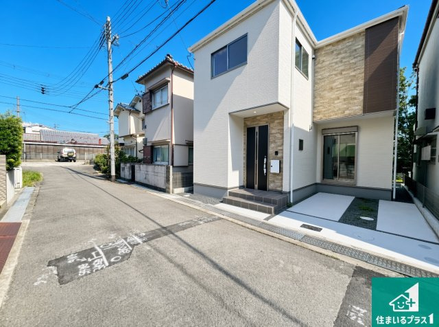 5日(土)6日(日)現地ご見学可能！　川西市笹部　限定1邸の前面道路含む現地写真|周辺は閑静な住宅街！前面道路広々で車の出し入れも便利です。駐車が苦手な方でも安心して車庫入れできます！
