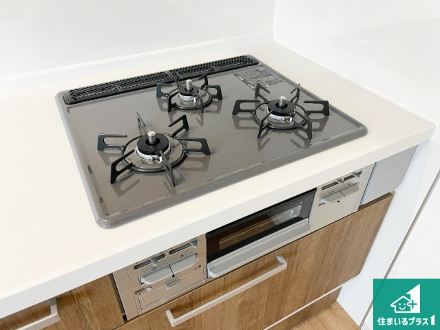 12日(土)13日(日)現地ご見学可能！　川西市笹部　限定1邸の設備|ダブル高火力Ｓｉセンサー付きコンロ！３口あるので、まとめて料理をする時も大活躍！