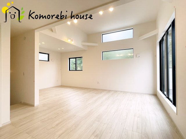 さいたま市大宮区上小町　13期　新築一戸建て　KEIAI GRACE　02の居間・リビング|リビングです