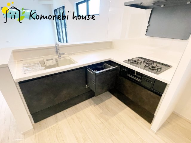 さいたま市大宮区上小町　13期　新築一戸建て　KEIAI GRACE　02のキッチン|コンパクトなキッチンで掃除もラクラク