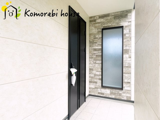 さいたま市大宮区上小町　13期　新築一戸建て　KEIAI GRACE　02の玄関|明るい玄関です