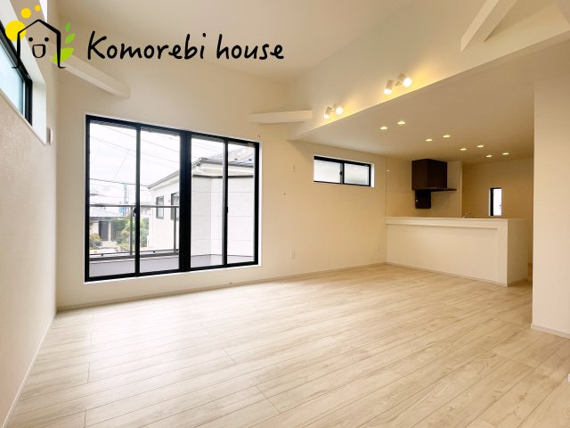 さいたま市大宮区上小町　13期　新築一戸建て　KEIAI GRACE　02の居間・リビング|リビングです