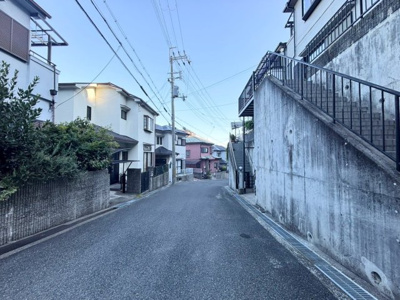 【前面道路含む現地写真】 | 高槻市奈佐原4丁目　中古戸建
