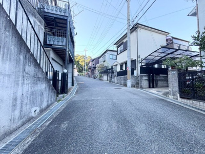 【前面道路含む現地写真】 | 高槻市奈佐原4丁目　中古戸建
