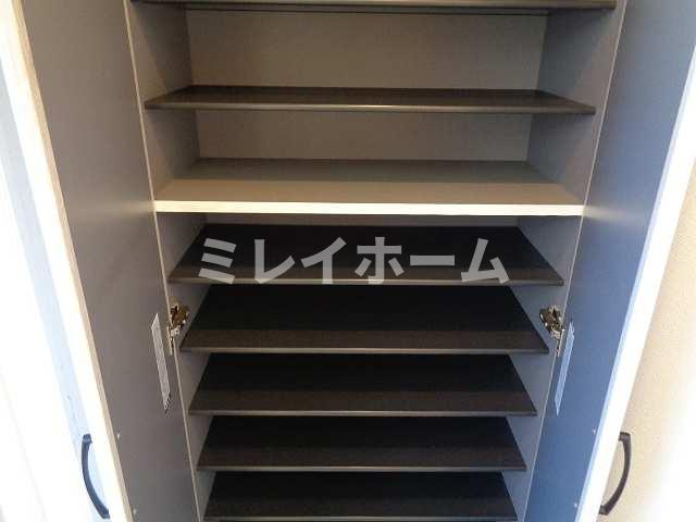 秀マンションの玄関