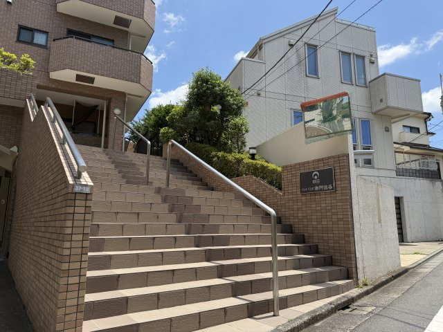 朝日クレス・パリオ南阿佐ヶ谷のエントランス|お手入れが行き届いた綺麗な共用部が、安らぎに満ちた暮らしへ誘います。清掃が行き届いた様子から管理体制の良さが伺えます